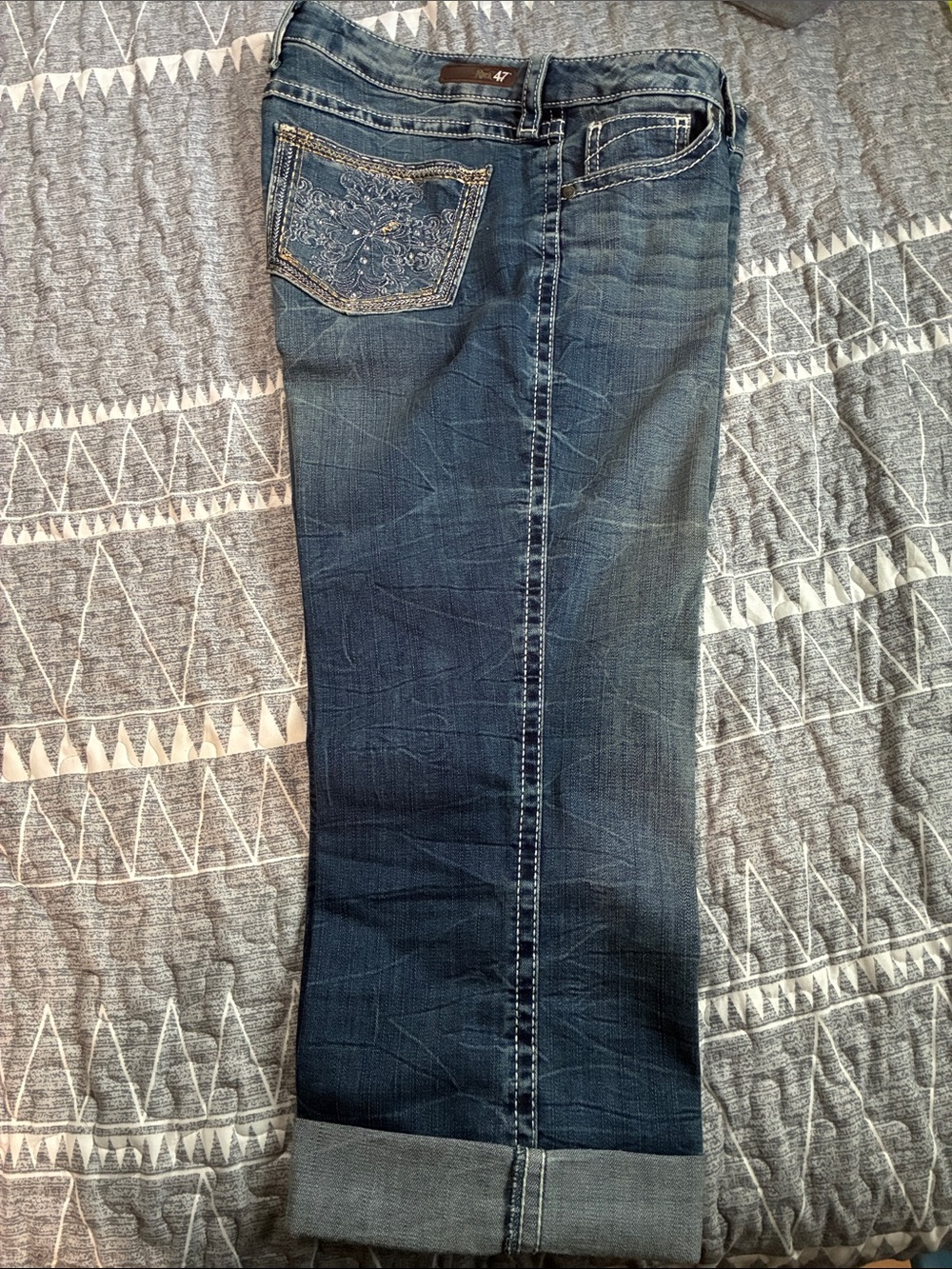 Wrangler rock 47 women’s jean capris Embroidered embellished size 31X 26NWOT